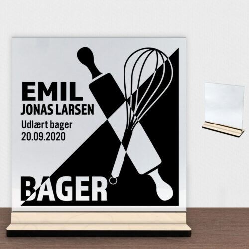 Udlært bager design 1 | Glasskilt inkl. fod (poppel krydsfinér)