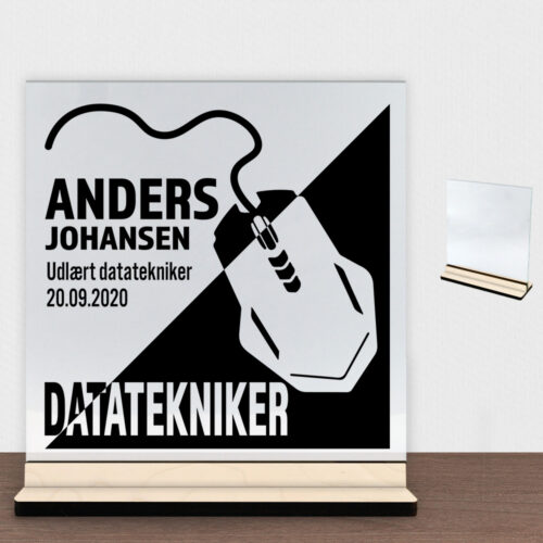 Udlært datatekniker design 1 | Glasskilt inkl. fod (poppel krydsfinér)