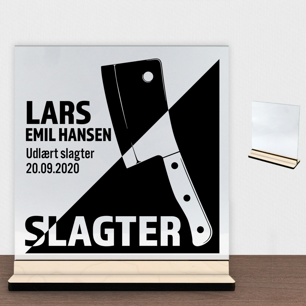 Udlært slagter design 1 | Glasskilt inkl. fod (poppel krydsfinér)