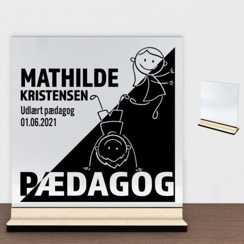 Udlært pædagog design 1 | Glasskilt inkl. fod (poppel krydsfinér)