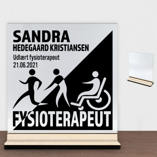 Udlært fysioterapeut design 1 | Glasskilt inkl. fod (poppel krydsfinér)