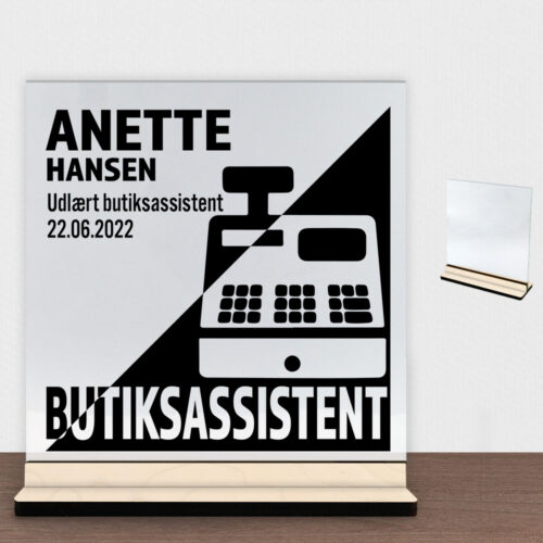 Udlært butiksassistent design 1 | Glasskilt inkl. fod (poppel krydsfinér)