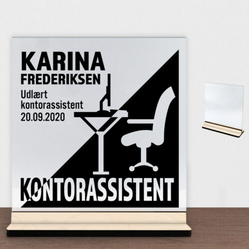 Udlært kontorassistent design 1 | Glasskilt inkl. fod (poppel krydsfinér)