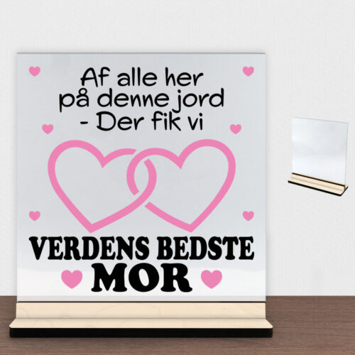 Alternative view of Af alle her på denne jord... - mor | Glasskilt inkl. fod (poppel krydsfinér)