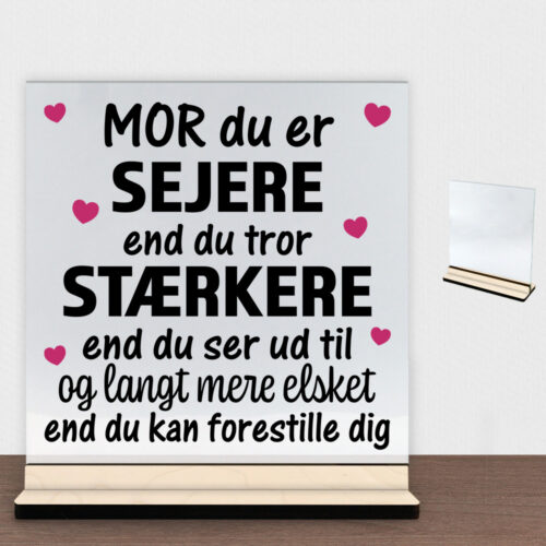 Mor du er sejere end du tror - design 1 | Glasskilt inkl. fod (poppel krydsfinér)