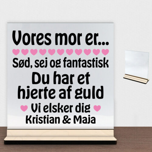 Alternative view of Min mor er sød, sej og fantastisk... | Glasskilt inkl. fod (poppel krydsfinér)