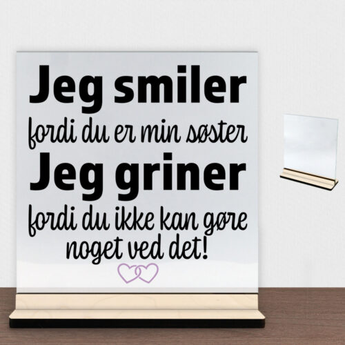 Jeg smiler fordi du er min søster... | Glasskilt inkl. fod (poppel krydsfinér)