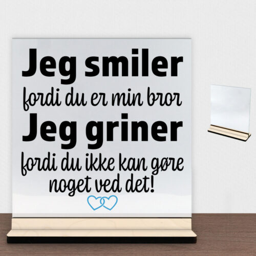 Jeg smiler fordi du er min bror... | Glasskilt inkl. fod (poppel krydsfinér)