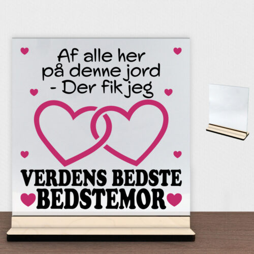 Af alle her på denne jord... - bedstemor | Glasskilt inkl. fod (poppel krydsfinér)