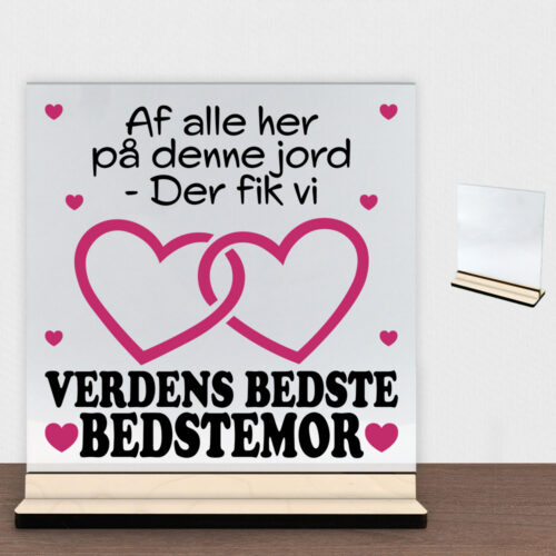 Alternative view of Af alle her på denne jord... - bedstemor | Glasskilt inkl. fod (poppel krydsfinér)