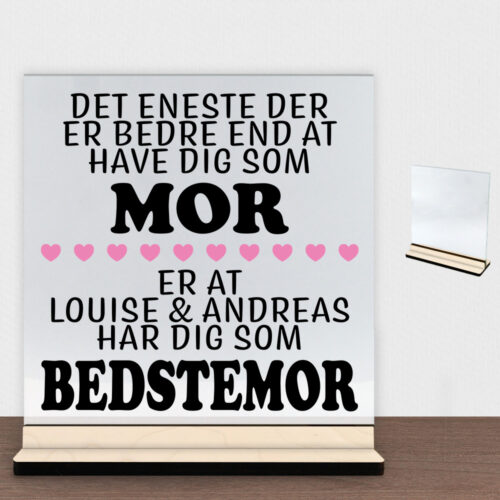 Det eneste der er bedre end... - mor/bedstemor | Glasskilt inkl. fod (poppel krydsfinér)