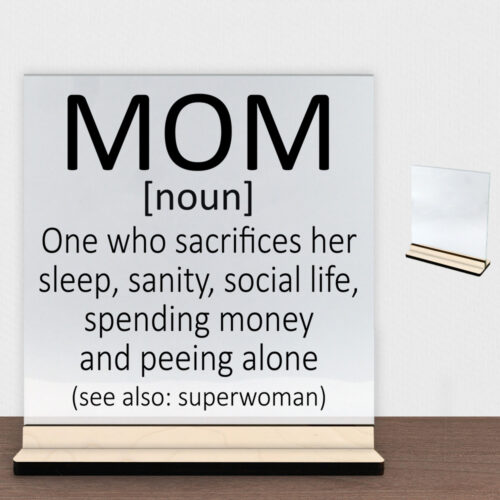 Mom [noun] | Glasskilt inkl. fod (poppel krydsfinér)