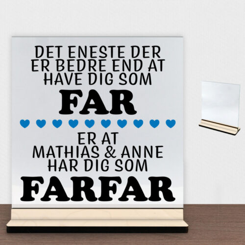 Det eneste der er bedre end... - far/farfar | Glasskilt inkl. fod (poppel krydsfinér)