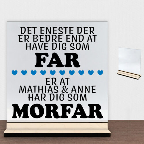Det eneste der er bedre end... - far/morfar | Glasskilt inkl. fod (poppel krydsfinér)