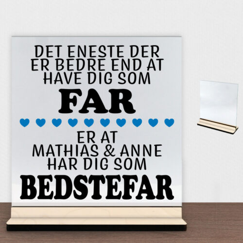 Det eneste der er bedre end... - far/bedstefar | Glasskilt inkl. fod (poppel krydsfinér)