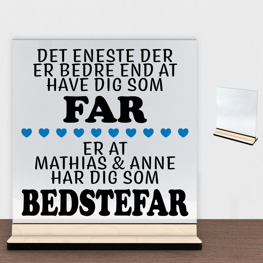Det eneste der er bedre end... - far/bedstefar | Glasskilt inkl. fod (poppel krydsfinér)