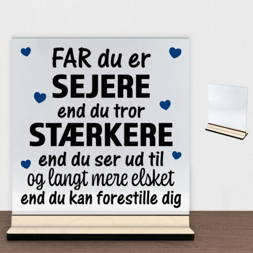 Far du er sejere end du tror - design 1 | Glasskilt inkl. fod (poppel krydsfinér)