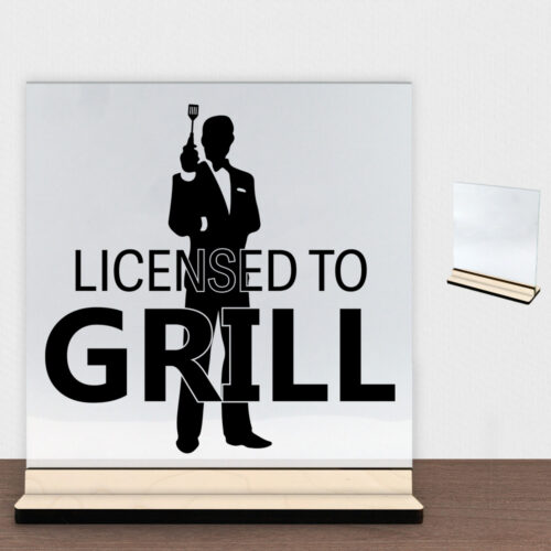 Licensed to grill | Glasskilt inkl. fod (poppel krydsfinér)
