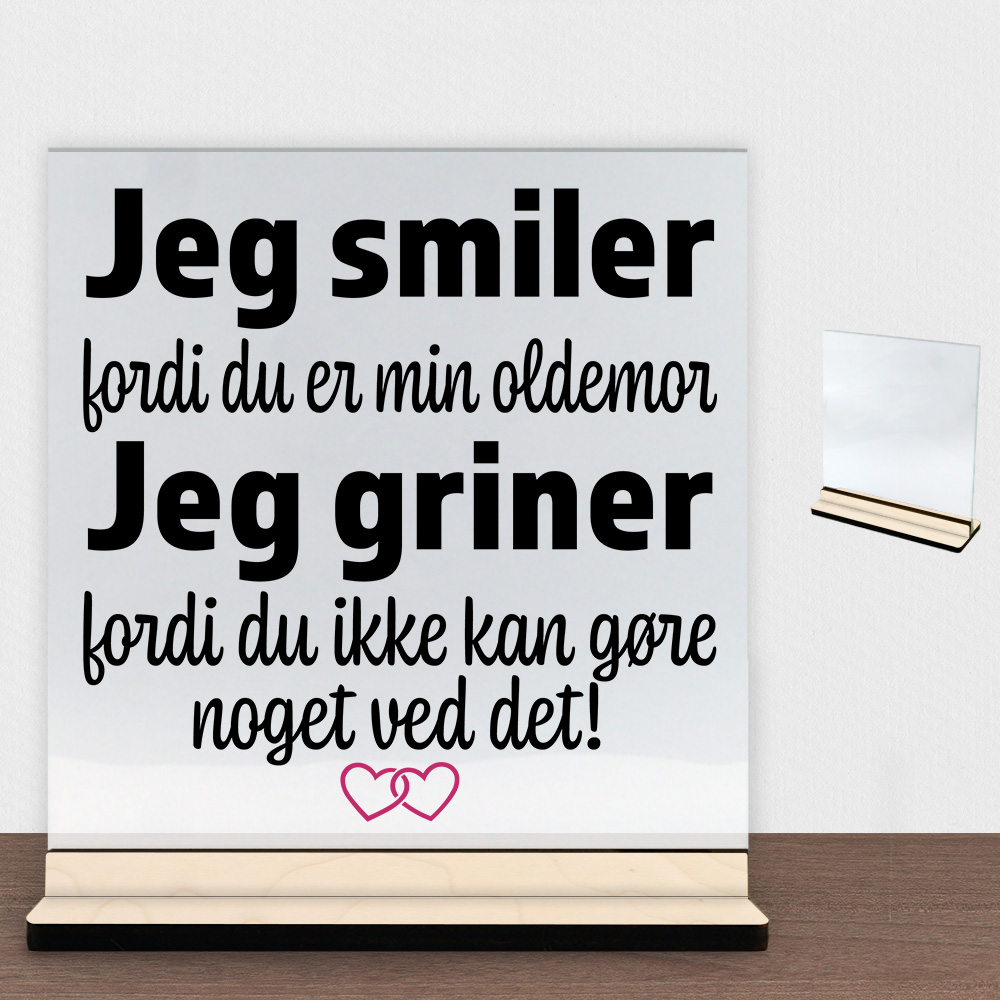 Jeg smiler fordi du er min oldemor... | Glasskilt inkl. fod (poppel krydsfinér)