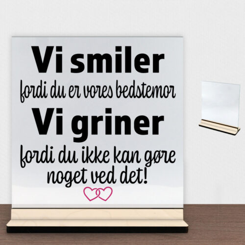 Alternative view of Jeg smiler fordi du er min bedstemor... | Glasskilt inkl. fod (poppel krydsfinér)