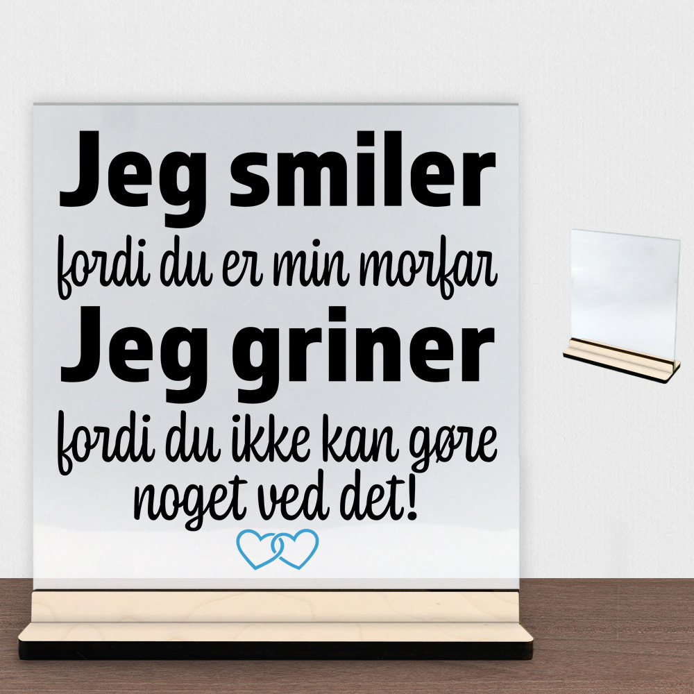 Jeg smiler fordi du er min morfar... | Glasskilt inkl. fod (poppel krydsfinér)