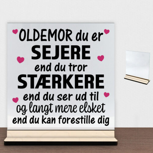 Oldemor du er sejere end du tror - design 1 | Glasskilt inkl. fod (poppel krydsfinér)