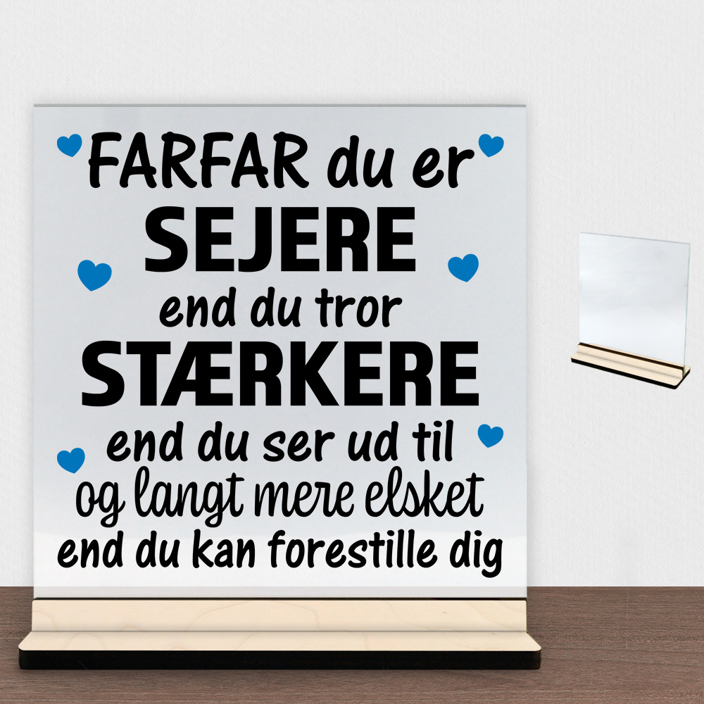 Farfar du er sejere end du tror - design 1 | Glasskilt inkl. fod (poppel krydsfinér)