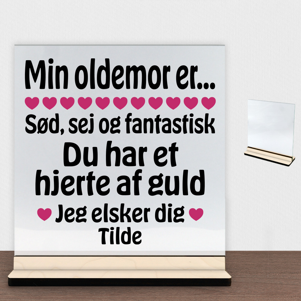 Min oldemor er sød, sej og fantastisk... | Glasskilt inkl. fod (poppel krydsfinér)