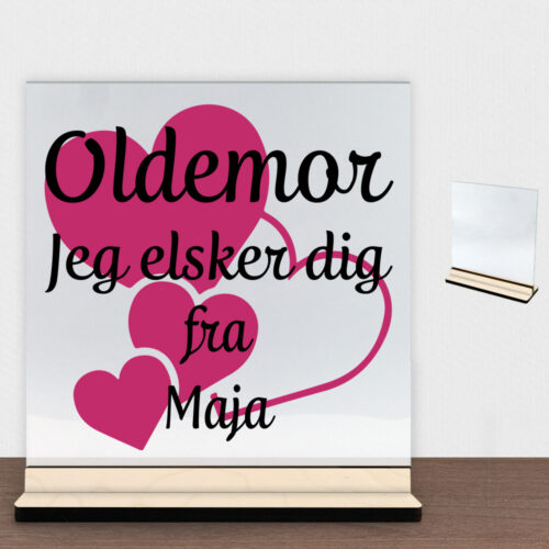 Oldemor jeg elsker dig m. hjerter | Glasskilt inkl. fod (poppel krydsfinér)