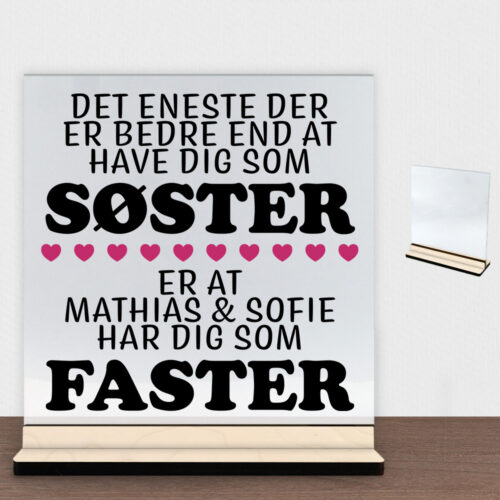 Det eneste der er bedre end... - søster/faster | Glasskilt inkl. fod (poppel krydsfinér)