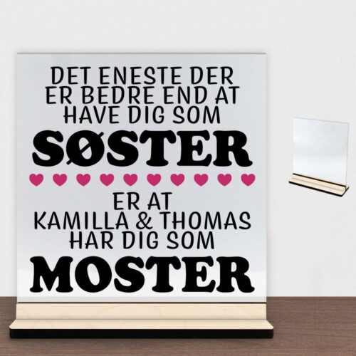Det eneste der er bedre end... - søster/moster | Glasskilt inkl. fod (poppel krydsfinér)