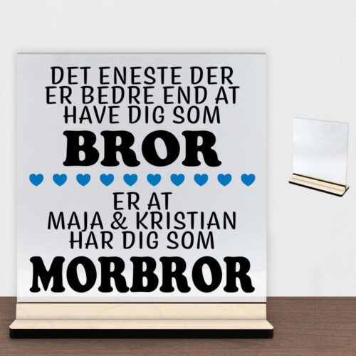 Det eneste der er bedre end... - bror/morbror | Glasskilt inkl. fod (poppel krydsfinér)