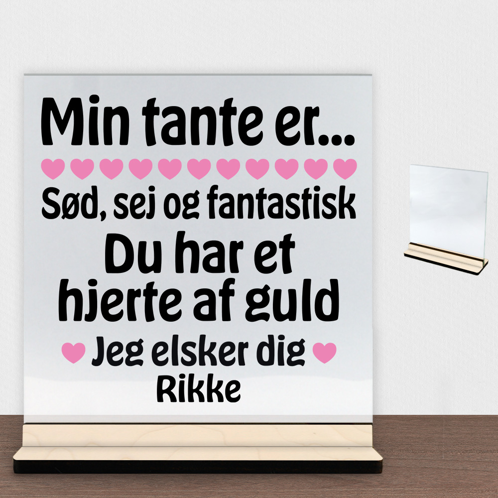 Min tante er sød, sej og fantastisk... | Glasskilt inkl. fod (poppel krydsfinér)
