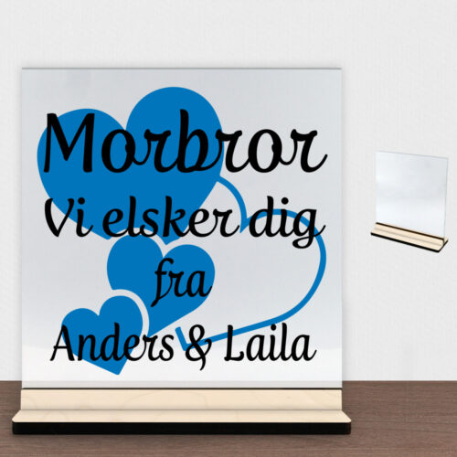 Alternative view of Morbror jeg elsker dig m. hjerter | Glasskilt inkl. fod (poppel krydsfinér)