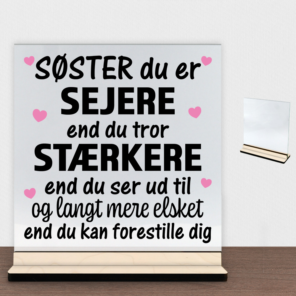 Søster du er sejere end du tror - design 1 | Glasskilt inkl. fod (poppel krydsfinér)