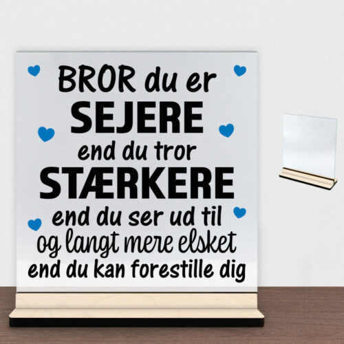Bror du er sejere end du tror - design 1 | Glasskilt inkl. fod (poppel krydsfinér)