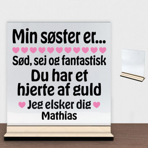 Min søster er sød, sej og fantastisk... | Glasskilt inkl. fod (poppel krydsfinér)