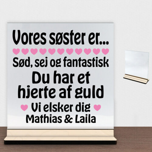 Alternative view of Min søster er sød, sej og fantastisk... | Glasskilt inkl. fod (poppel krydsfinér)