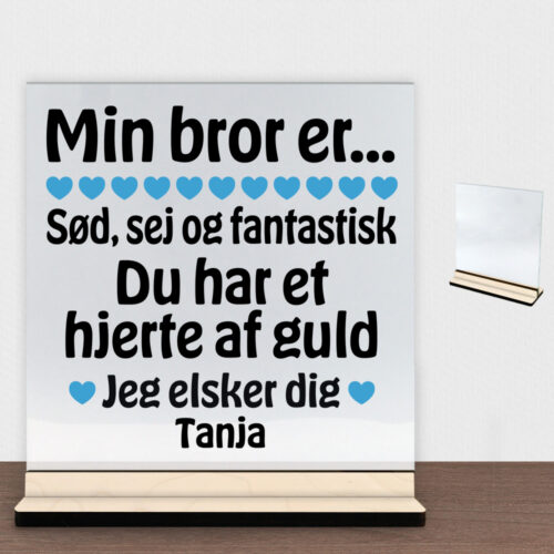 Min bror er sød, sej og fantastisk... | Glasskilt inkl. fod (poppel krydsfinér)