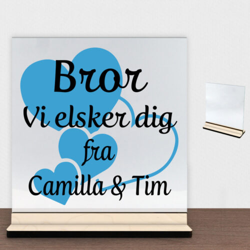 Alternative view of Bror jeg elsker dig m. hjerter | Glasskilt inkl. fod (poppel krydsfinér)