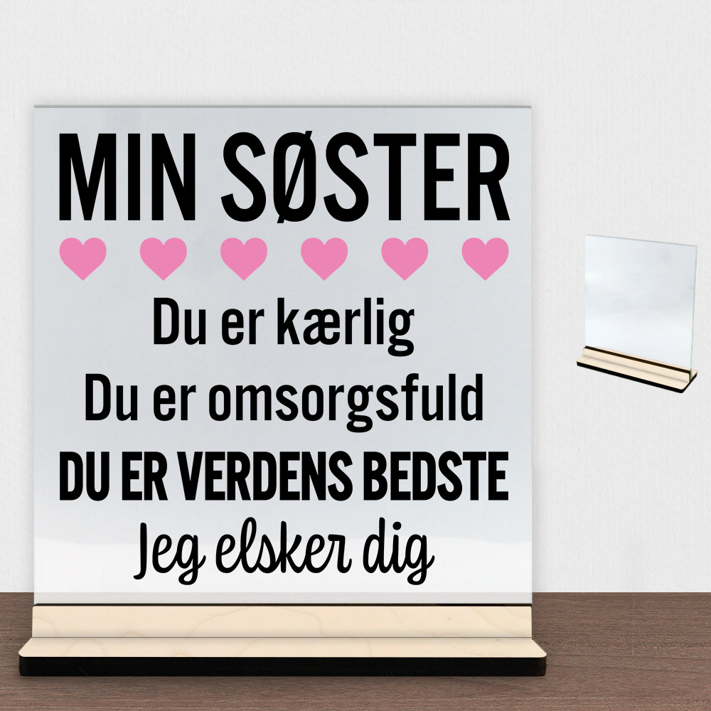 Min søster er verdens bedste | Glasskilt inkl. fod (poppel krydsfinér)