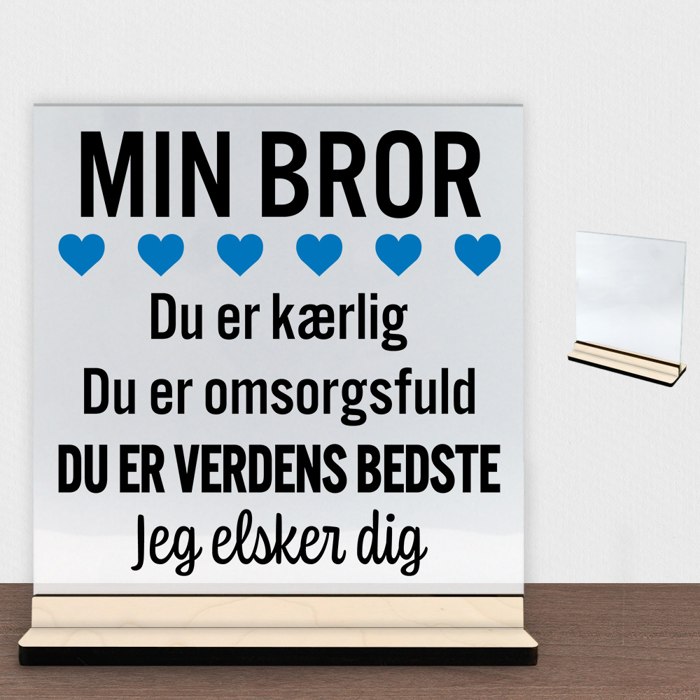 Min bror er verdens bedste | Glasskilt inkl. fod (poppel krydsfinér)