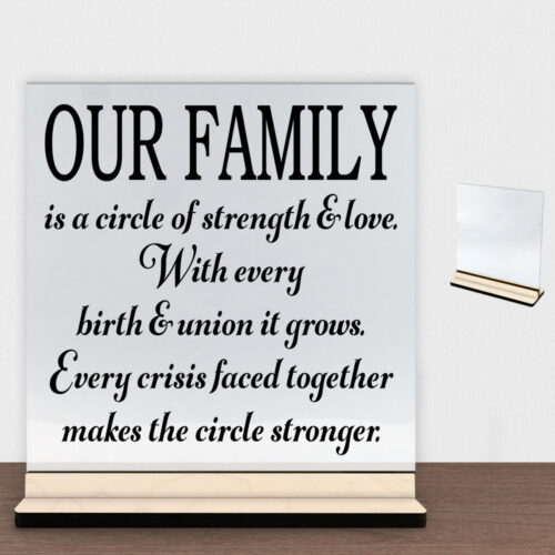 Our family is a circle of strength & love... | Glasskilt inkl. fod (poppel krydsfinér)