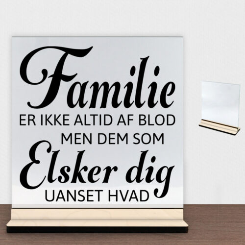 Familie er ikke altid af blod... | Glasskilt inkl. fod (poppel krydsfinér)