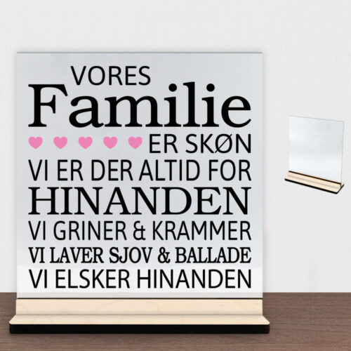 Vores familie er skøn... | Glasskilt inkl. fod (poppel krydsfinér)