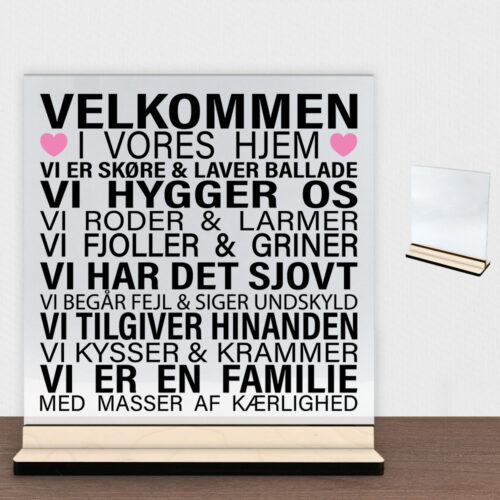 Velkommen i vores hjem #1 | Glasskilt inkl. fod (poppel krydsfinér)
