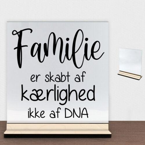 Familie er skabt af kærlig ikke af DNA | Glasskilt inkl. fod (poppel krydsfinér)