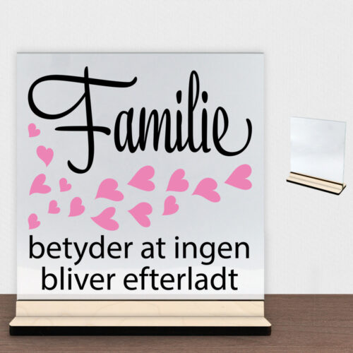 Familie betyder at ingen bliver efterladt | Glasskilt inkl. fod (poppel krydsfinér)