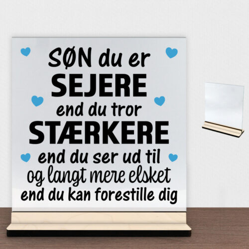 Søn du er sejere end du tror - design 1 | Glasskilt inkl. fod (poppel krydsfinér)