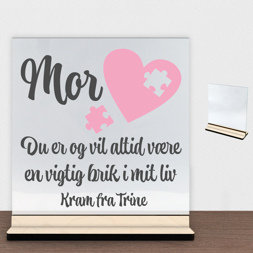 Mor du er og vil altid være en vigtig brik i mit liv | Glasskilt inkl. fod (poppel krydsfinér)